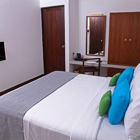 Blue Oceanic Beach Hotel Negombo Exterior foto