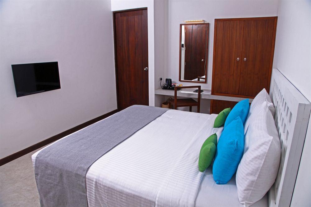 Blue Oceanic Beach Hotel Negombo Exterior foto